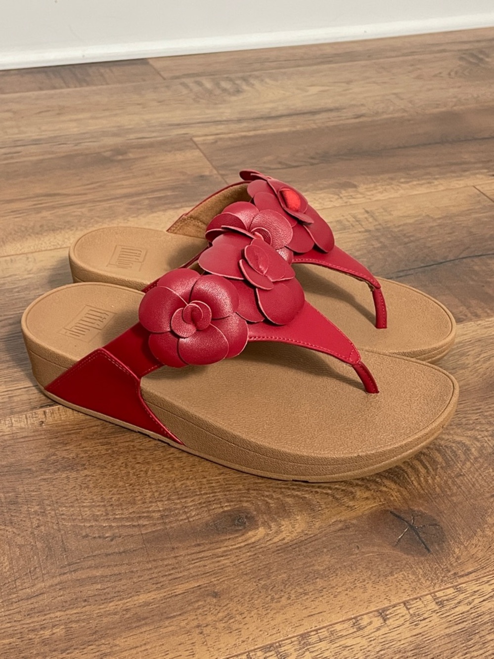 FitFlop Red Floral Thong Sandals with Cushioned Tan Footbed Size 8
